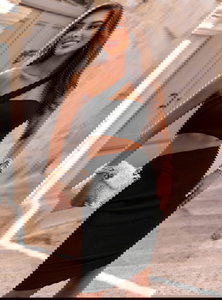 Czarna sukienka prążkowana z...