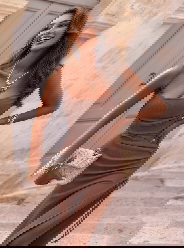 Prążkowana sukienka midi na...