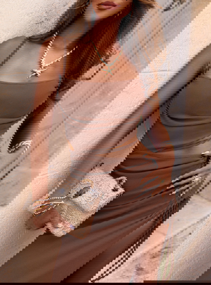 Prążkowana sukienka midi na...