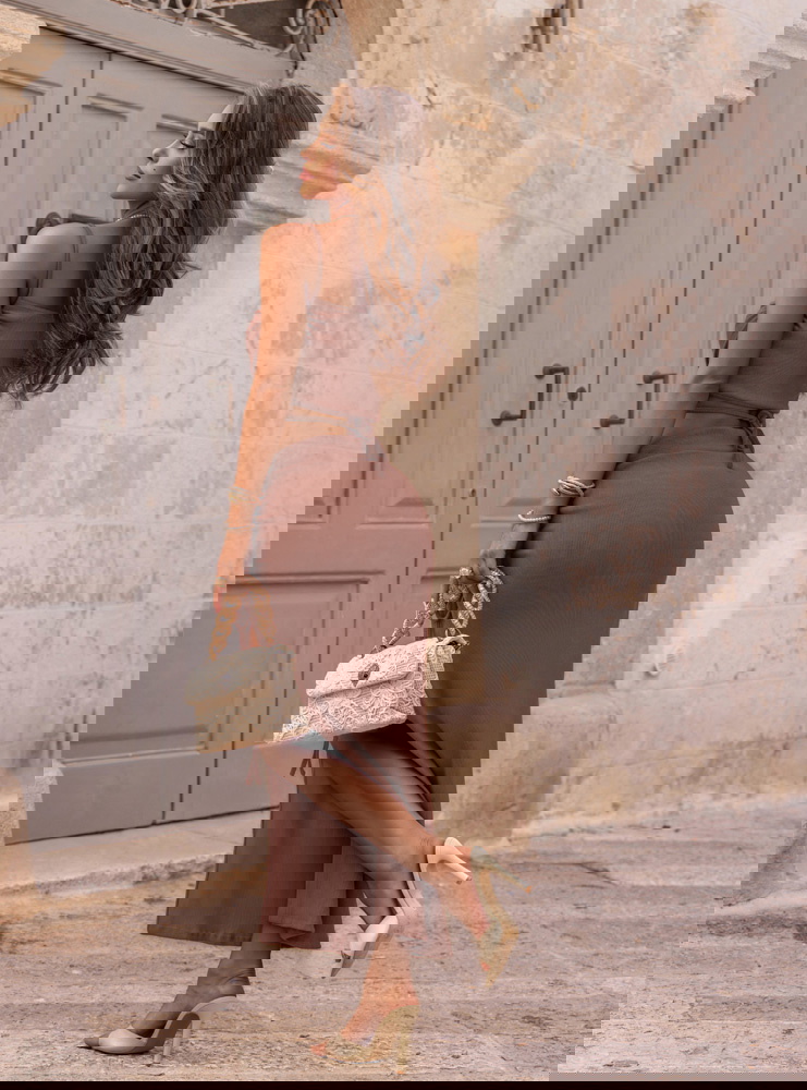 Prążkowana sukienka midi na...