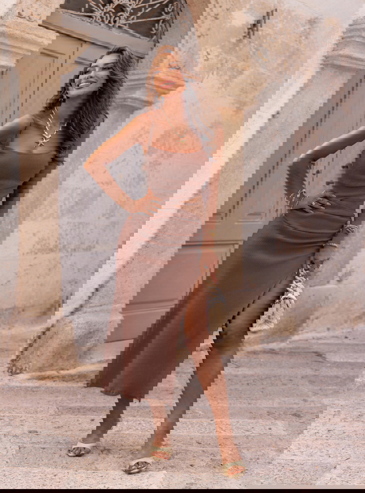 Prążkowana sukienka midi na...