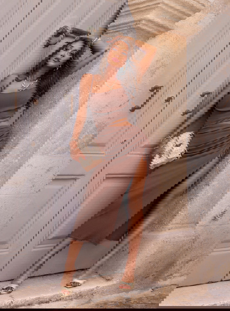 Prążkowana sukienka midi na...