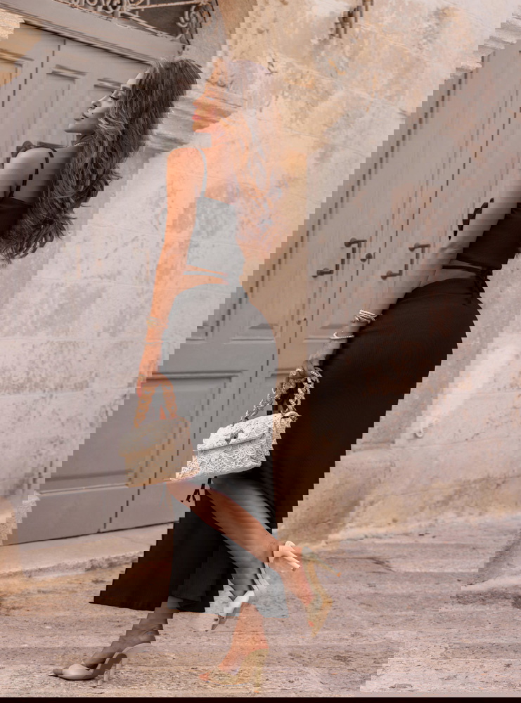 Czarna prążkowana sukienka midi na...