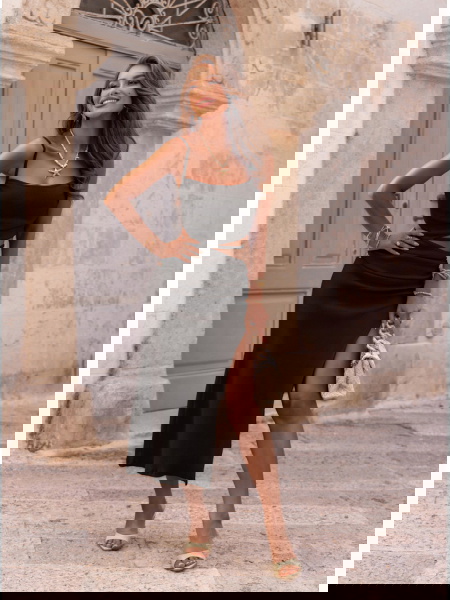 Czarna prążkowana sukienka... 2