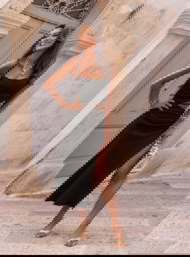 Czarna prążkowana sukienka midi na...