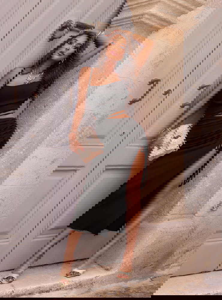 Czarna prążkowana sukienka midi na...