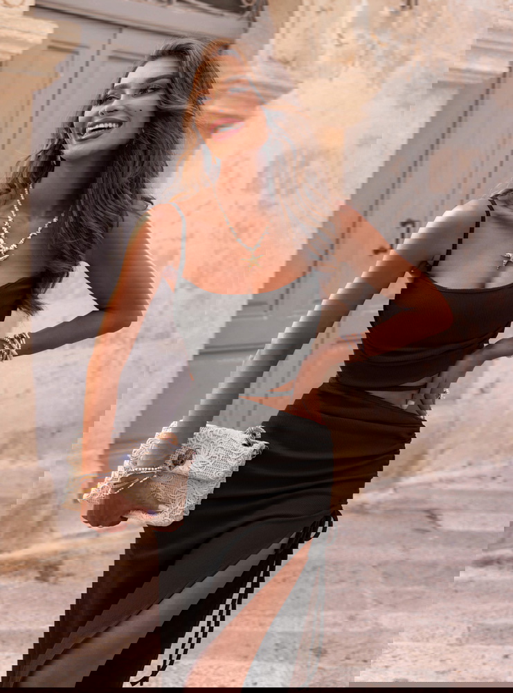 Czarna prążkowana sukienka midi na...