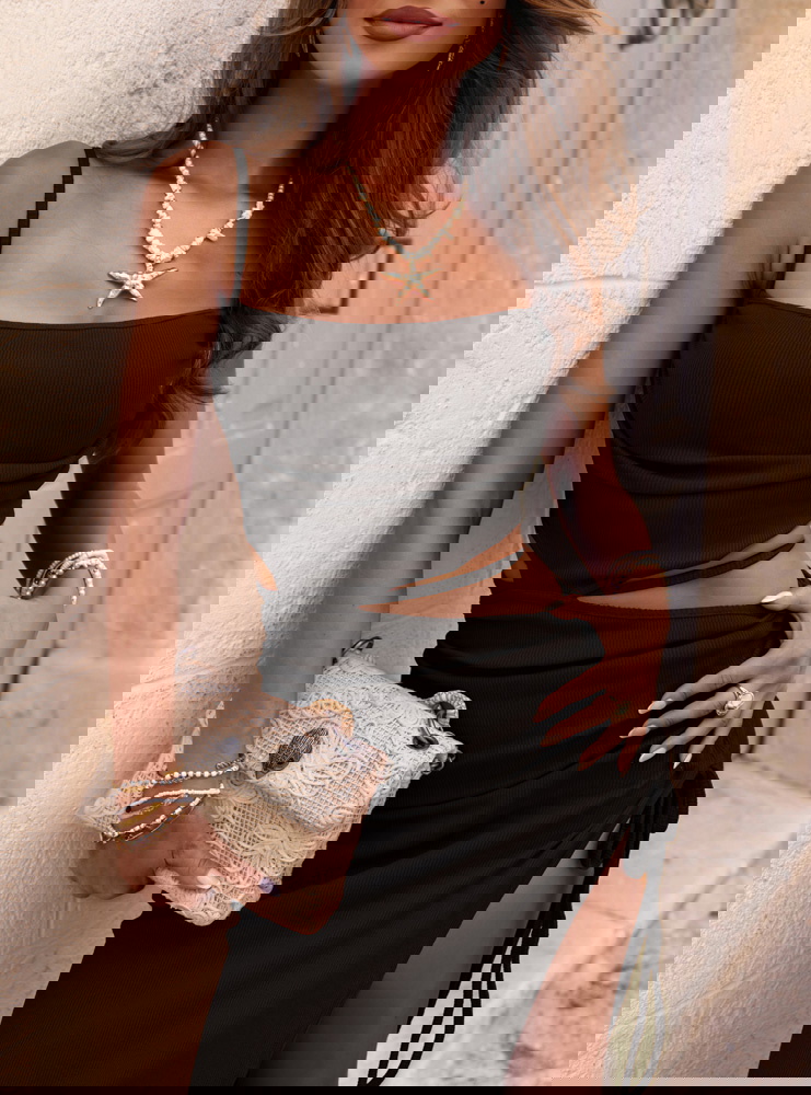 Czarna prążkowana sukienka midi na...