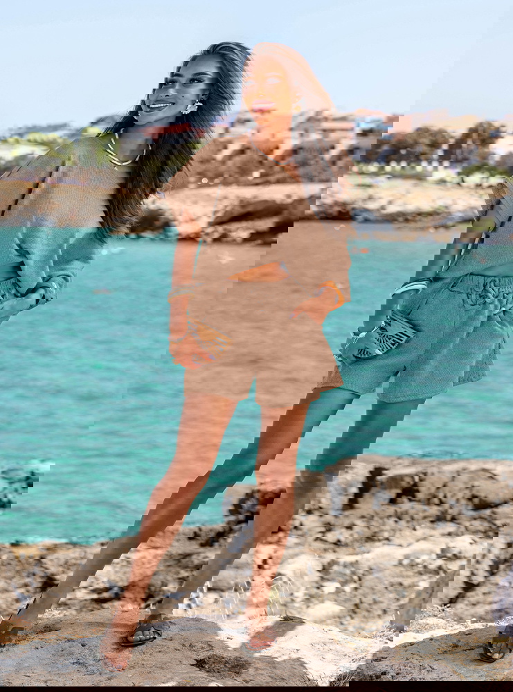 Beżowy prążkowany komplet top i...