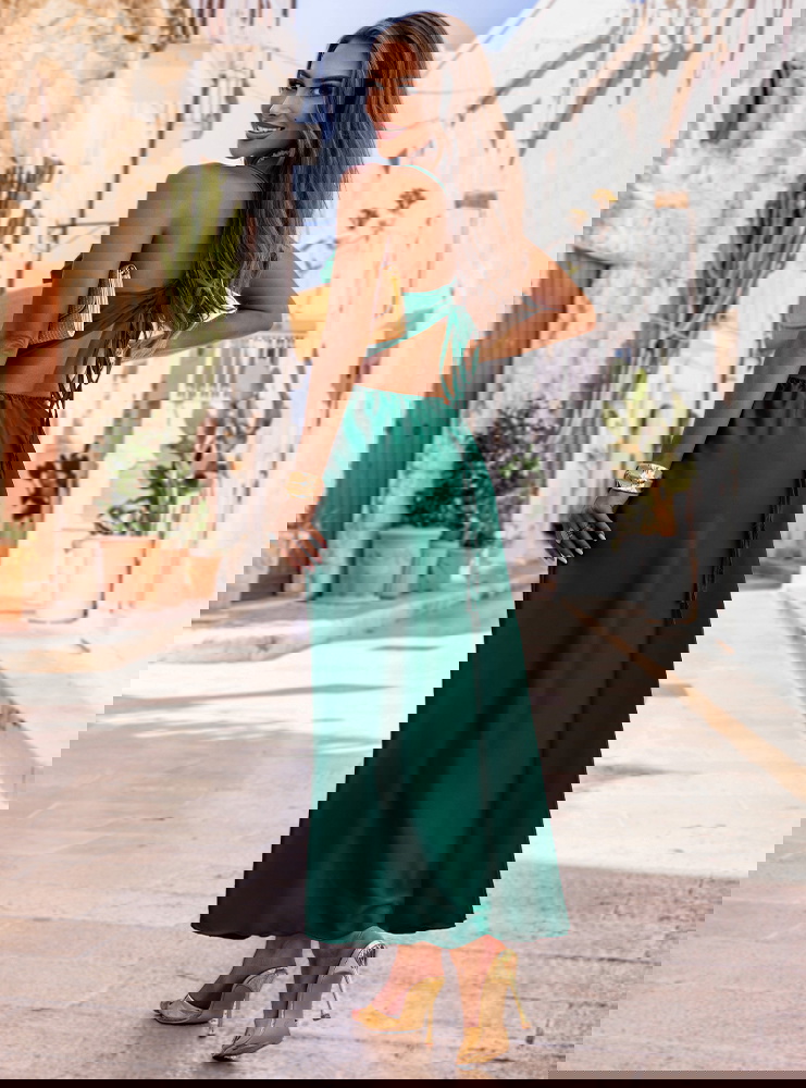 Satynowa sukienka wiązana bez pleców...