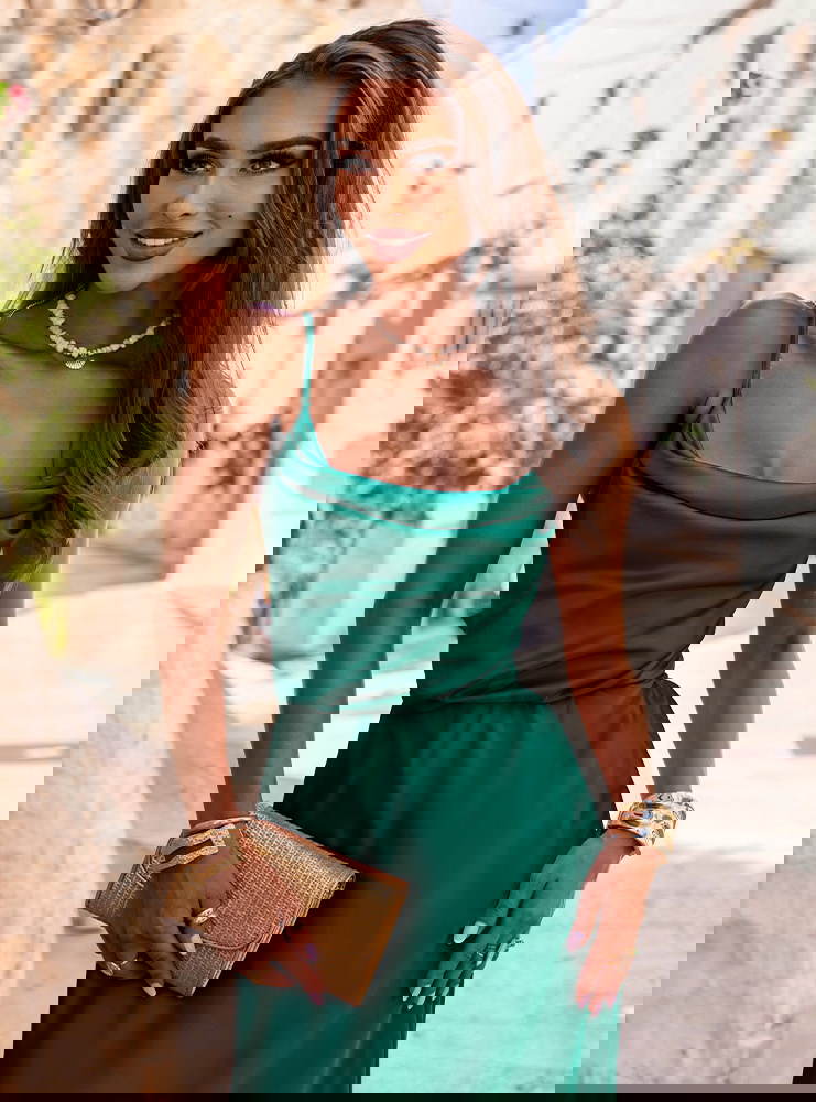 Satynowa sukienka wiązana bez pleców...