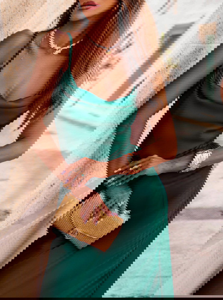 Satynowa sukienka wiązana bez pleców...