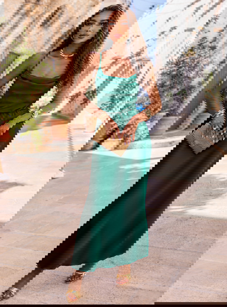 Satynowa sukienka wiązana bez pleców...