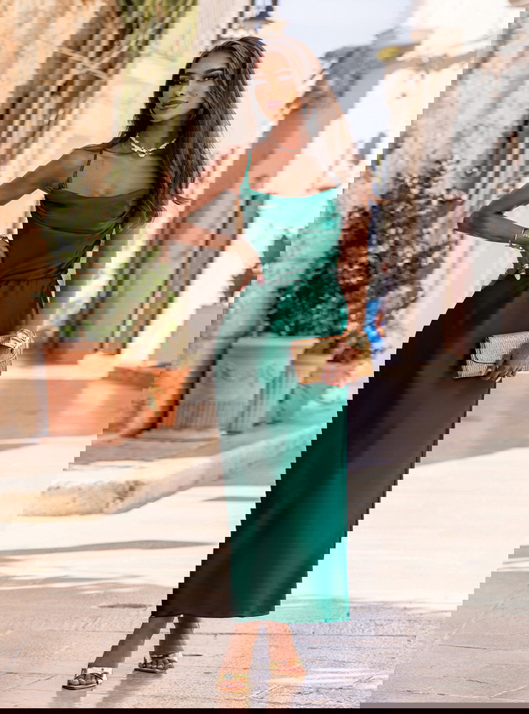 Satynowa sukienka wiązana bez pleców...