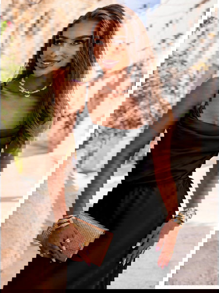 Czarna satynowa sukienka... 2