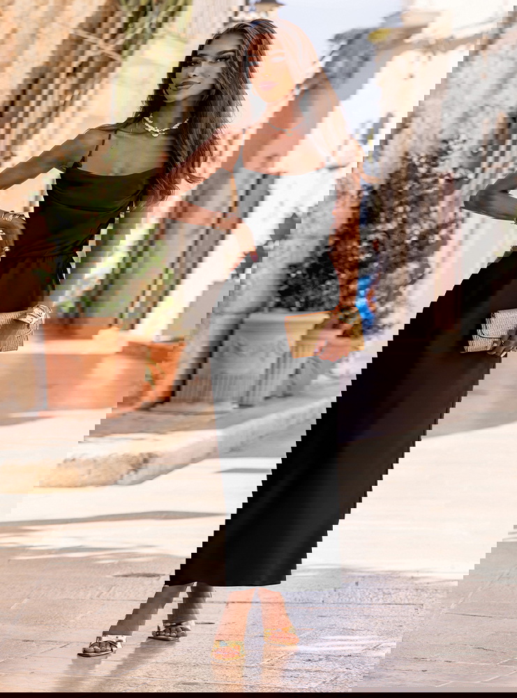 Czarna satynowa sukienka wiązana bez...