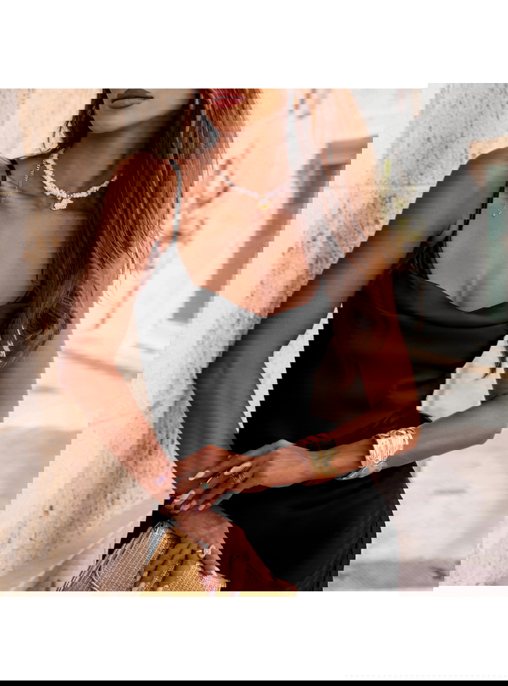 Czarna satynowa sukienka wiązana bez...