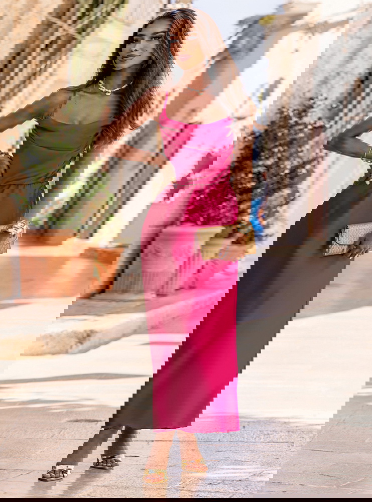 Satynowa sukienka wiązana bez pleców...