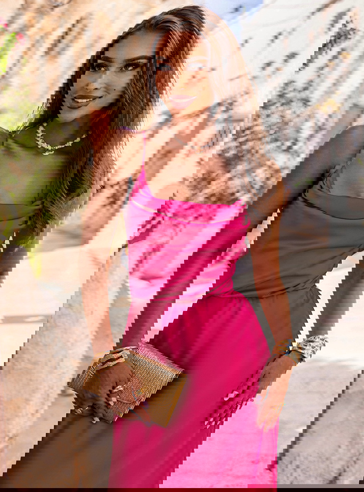 Satynowa sukienka wiązana bez pleców...