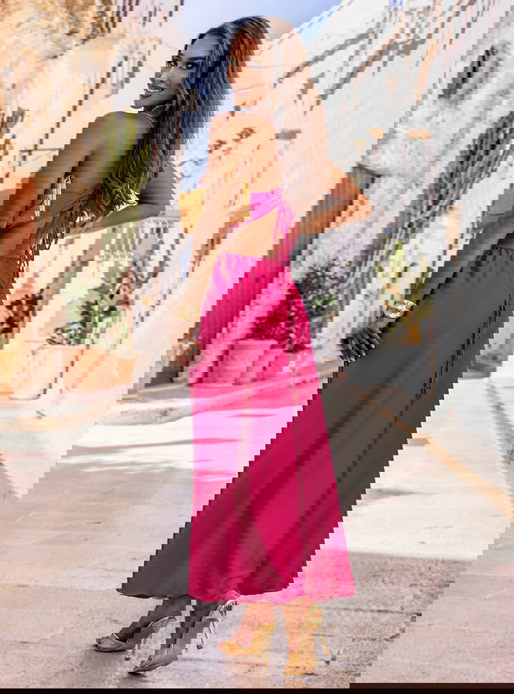 Satynowa sukienka wiązana bez pleców...