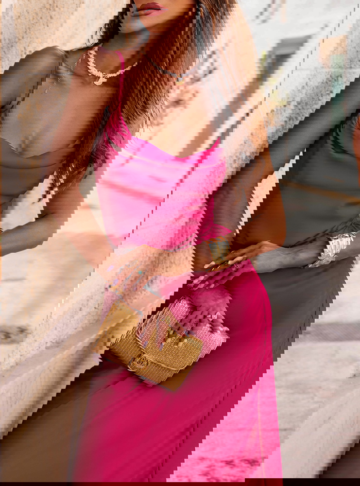 Satynowa sukienka wiązana bez pleców...