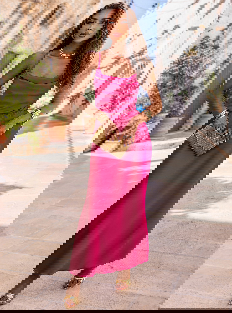 Satynowa sukienka wiązana bez pleców...