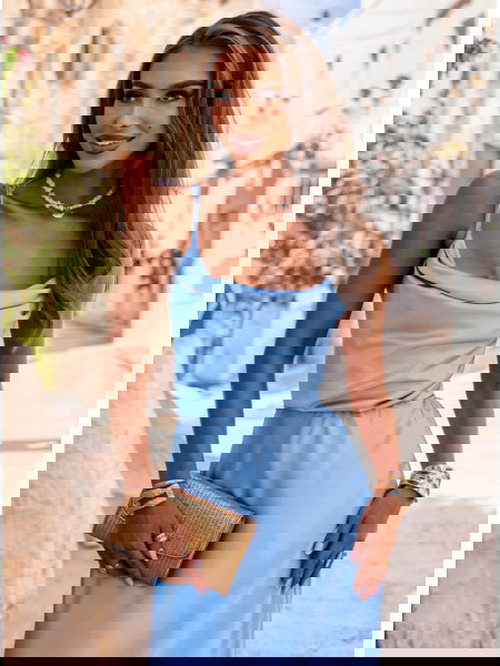 Błękitna satynowa sukienka... 2