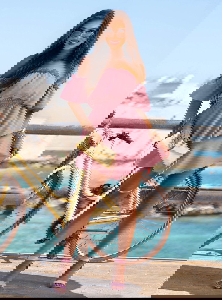 Kombinezon jak sukienka z odkrytymi...