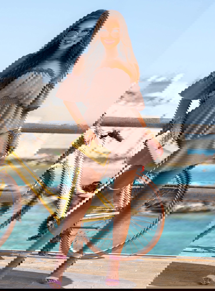 Kombinezon jak sukienka z odkrytymi...