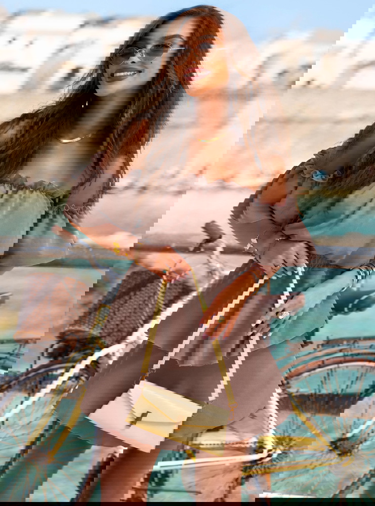 Kombinezon jak sukienka z odkrytymi...