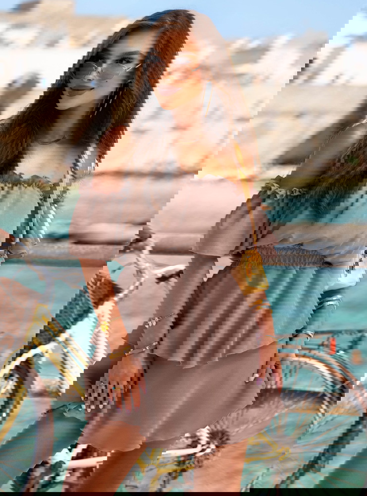 Kombinezon jak sukienka z odkrytymi...