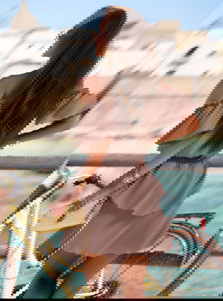 Kombinezon jak sukienka z odkrytymi...