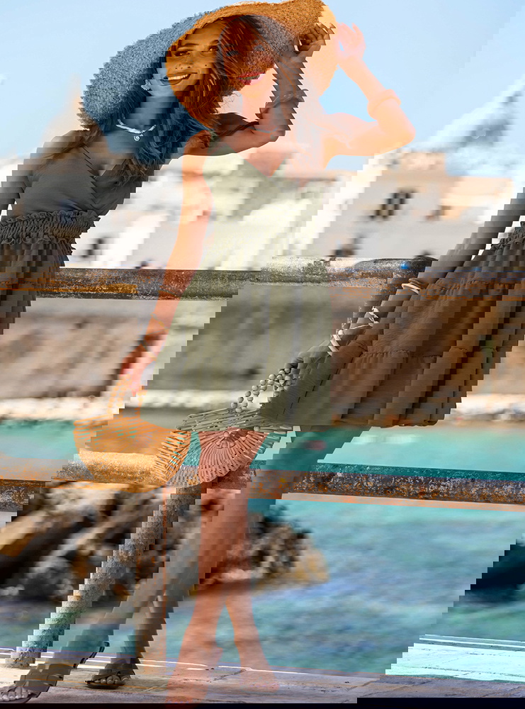 Rozkloszowana sukienka na ramiączkach...