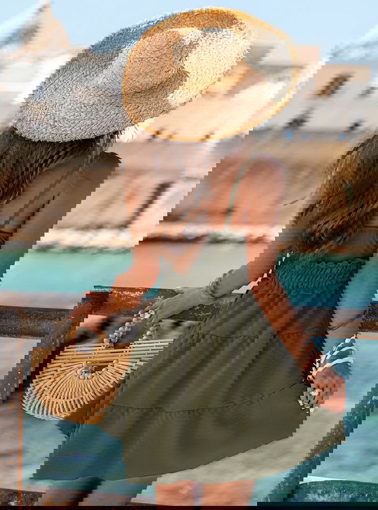 Rozkloszowana sukienka na ramiączkach...