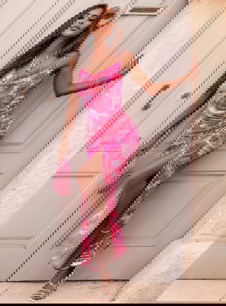 Wzorzysta długa sukienka z rozcięciem...