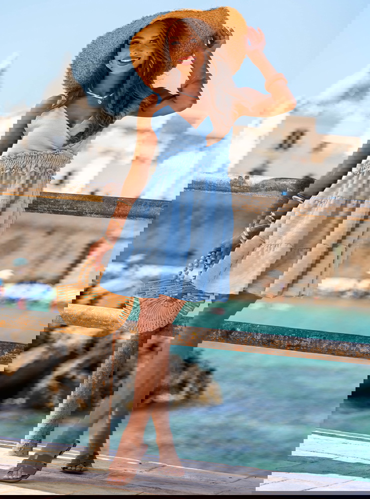 Błękitna rozkloszowana sukienka na...