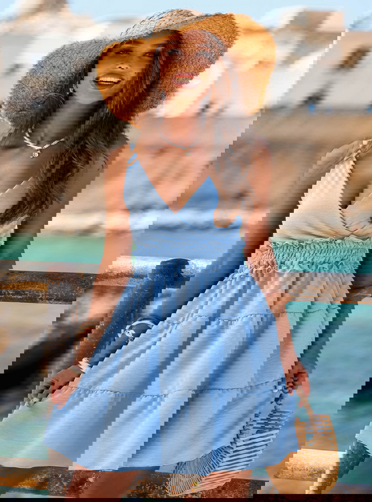 Błękitna rozkloszowana sukienka na...