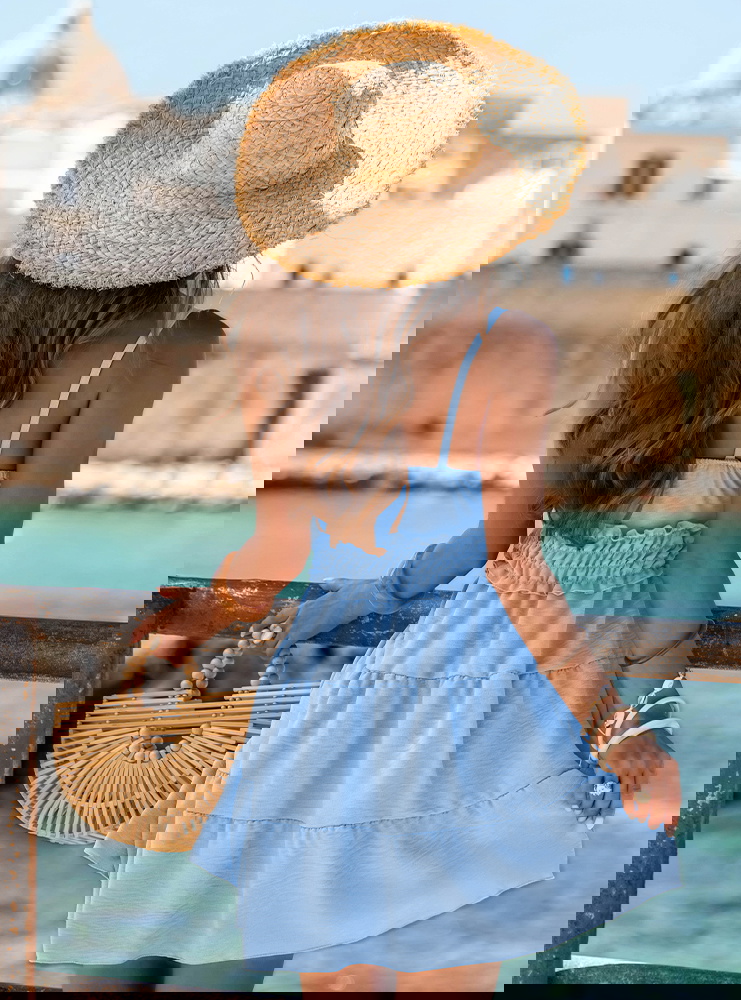 Błękitna rozkloszowana sukienka na...