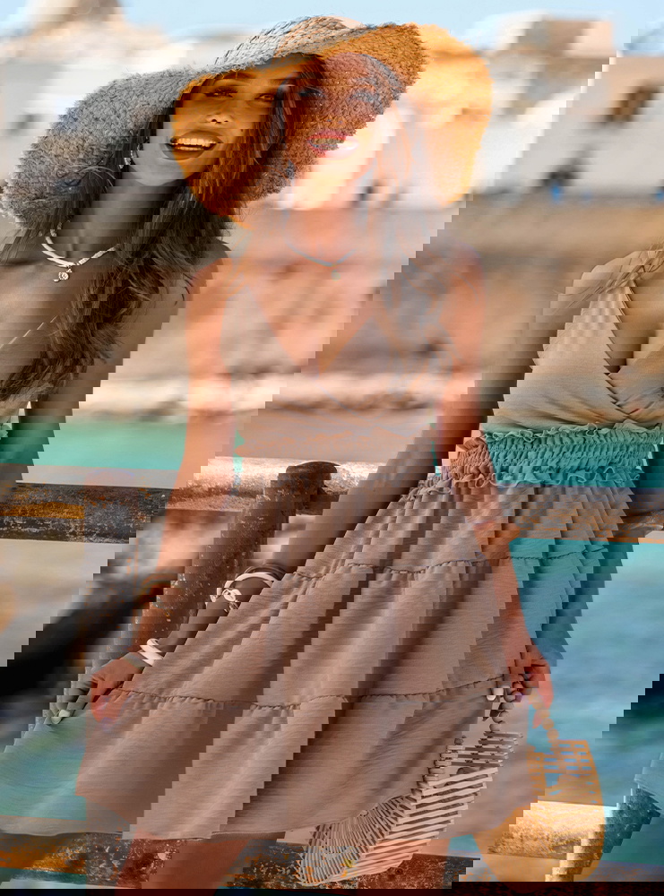 Rozkloszowana sukienka na ramiączkach...