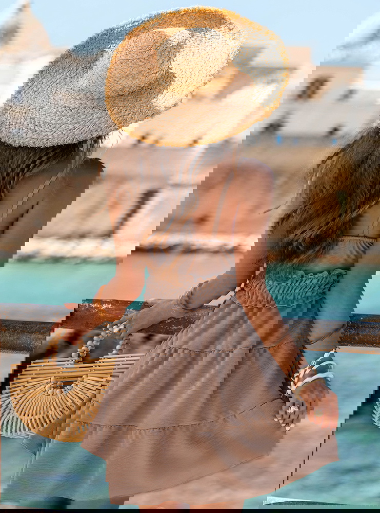 Rozkloszowana sukienka na ramiączkach...