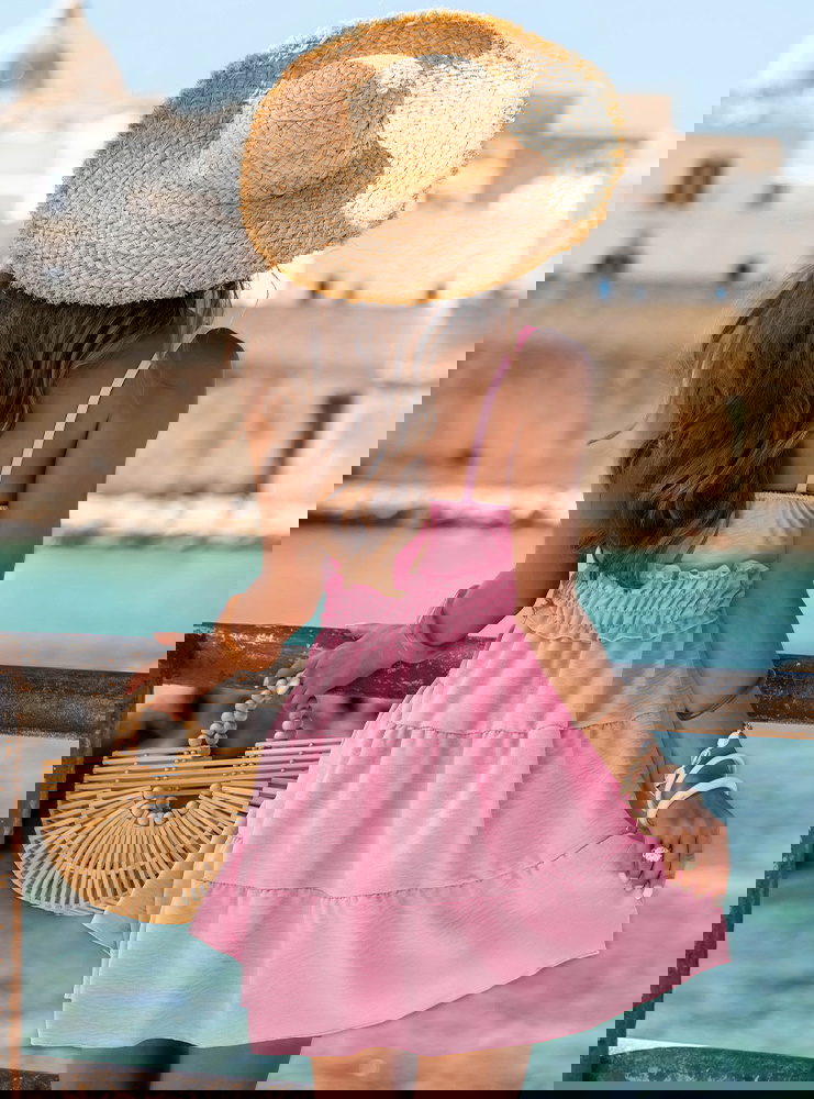 Pudrowa rozkloszowana sukienka na...