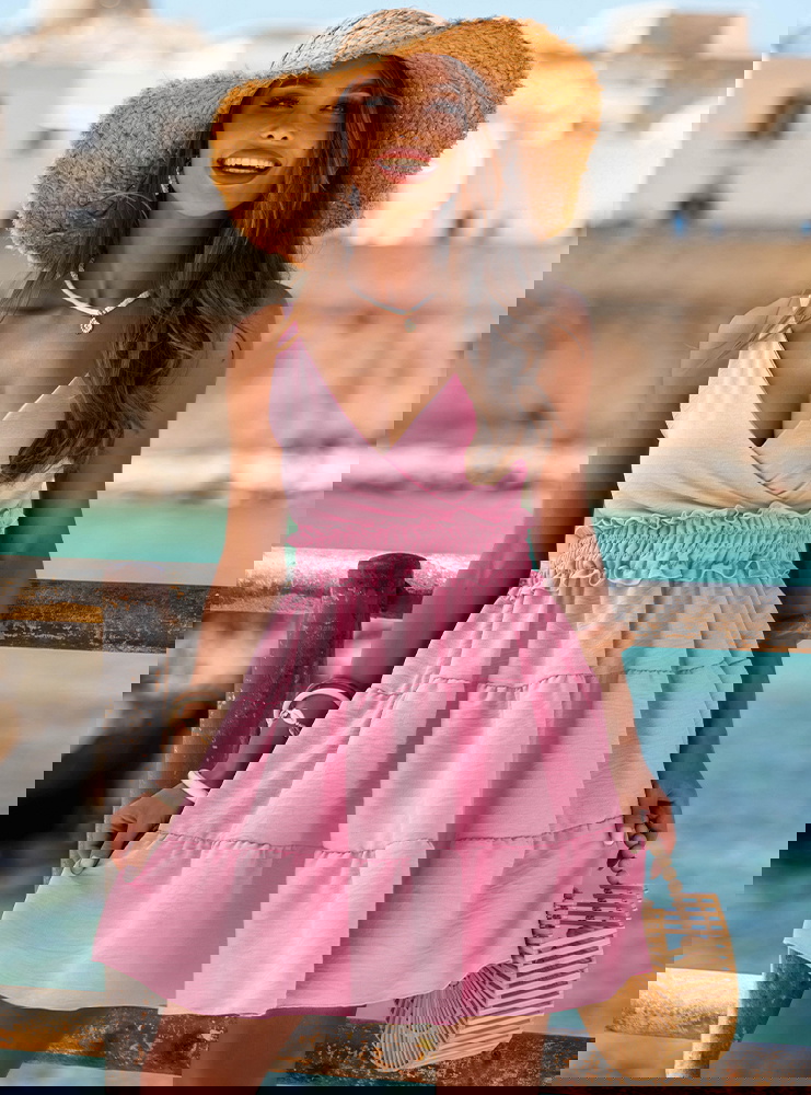 Pudrowa rozkloszowana sukienka na...