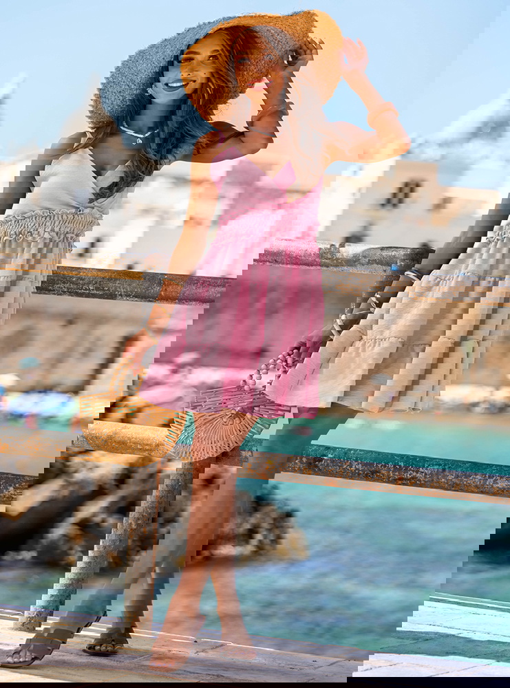 Pudrowa rozkloszowana sukienka na...