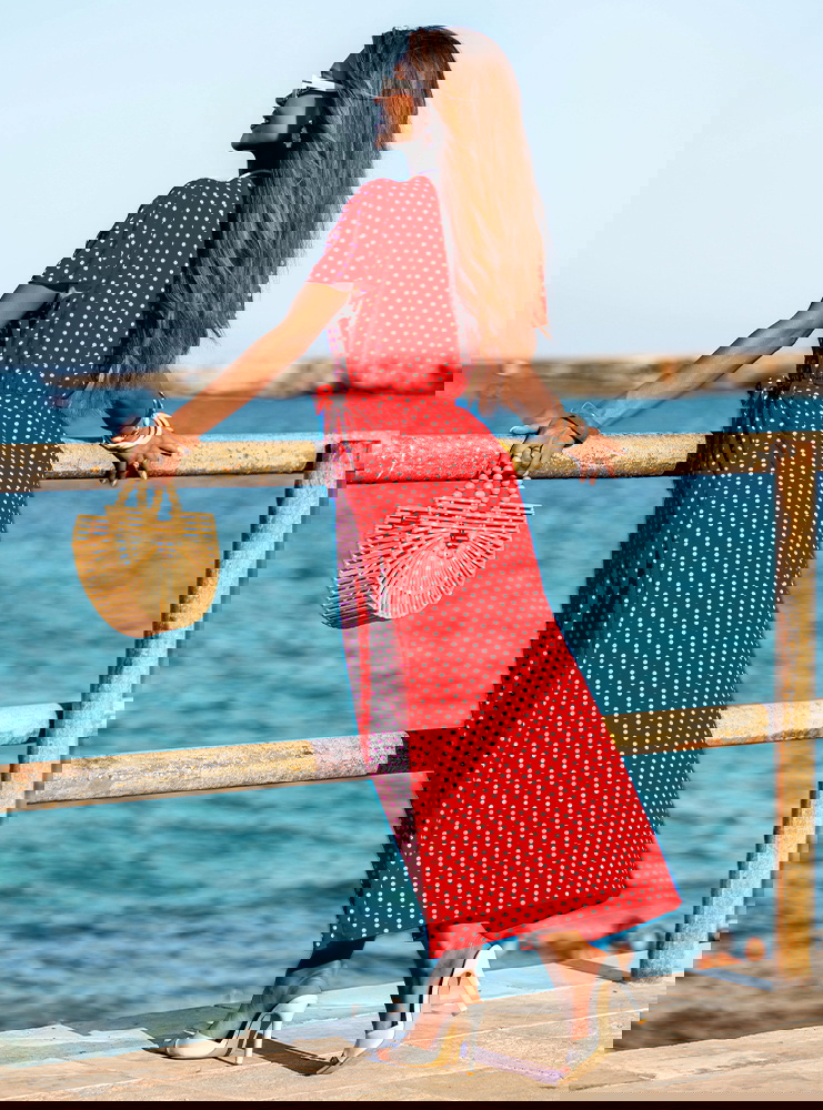 Wzorzysta sukienka z przekładanym...