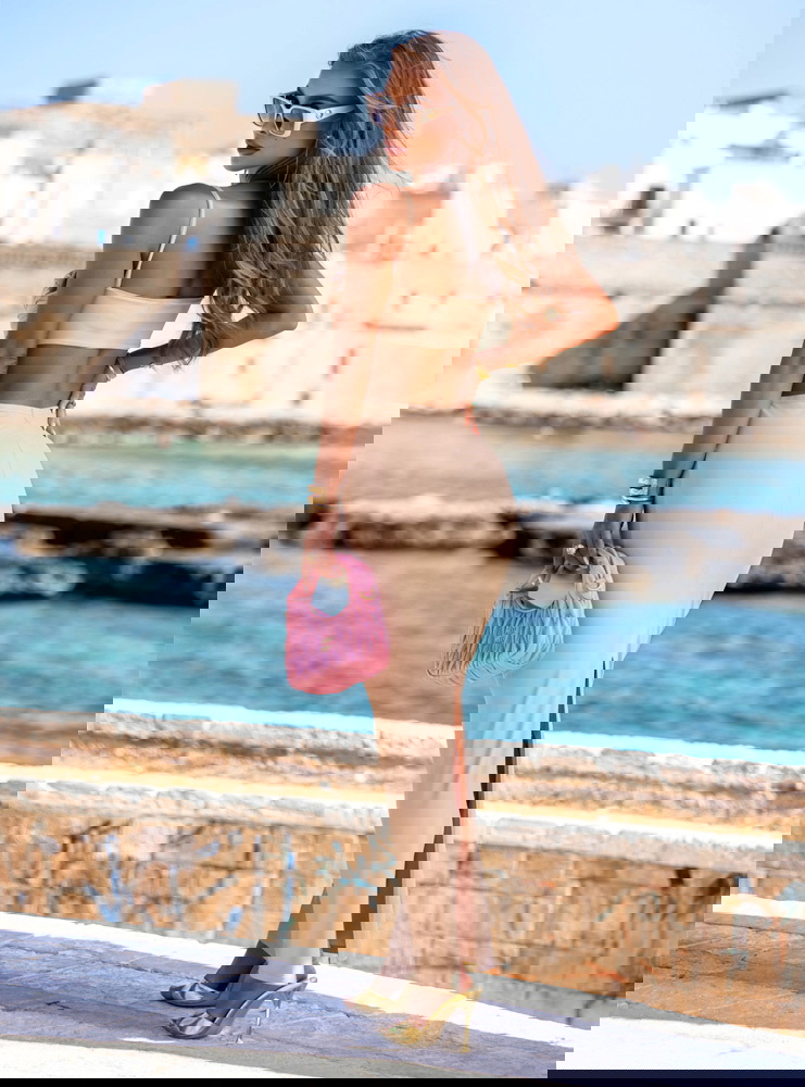 Beżowa długa sukienka na ramiączkach...