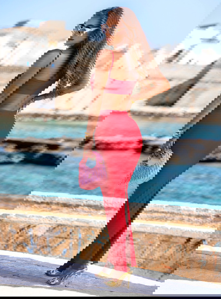 Malinowa długa sukienka na...