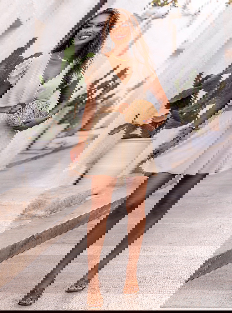 Beżowa sukienka z przekładanym...