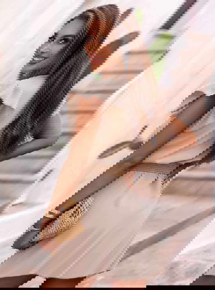 Beżowa sukienka z przekładanym...