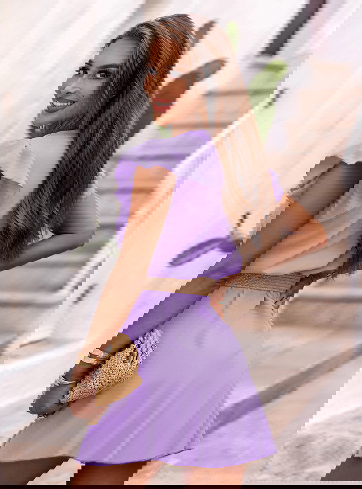 Liliowa sukienka z przekładanym...