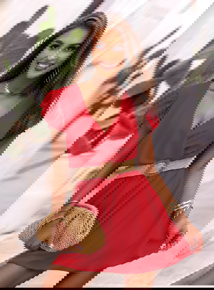 Malinowa sukienka z przekładanym...